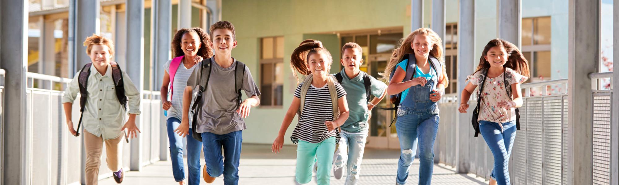 Bannière de la page coordination de l'APEEE - Enfants qui courent dans une école